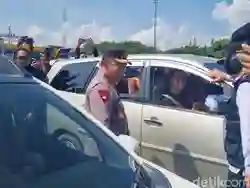 Kapolri Menyapa dan Berikan Bingkisan kepada Pemudik di Tol Kalikangkung